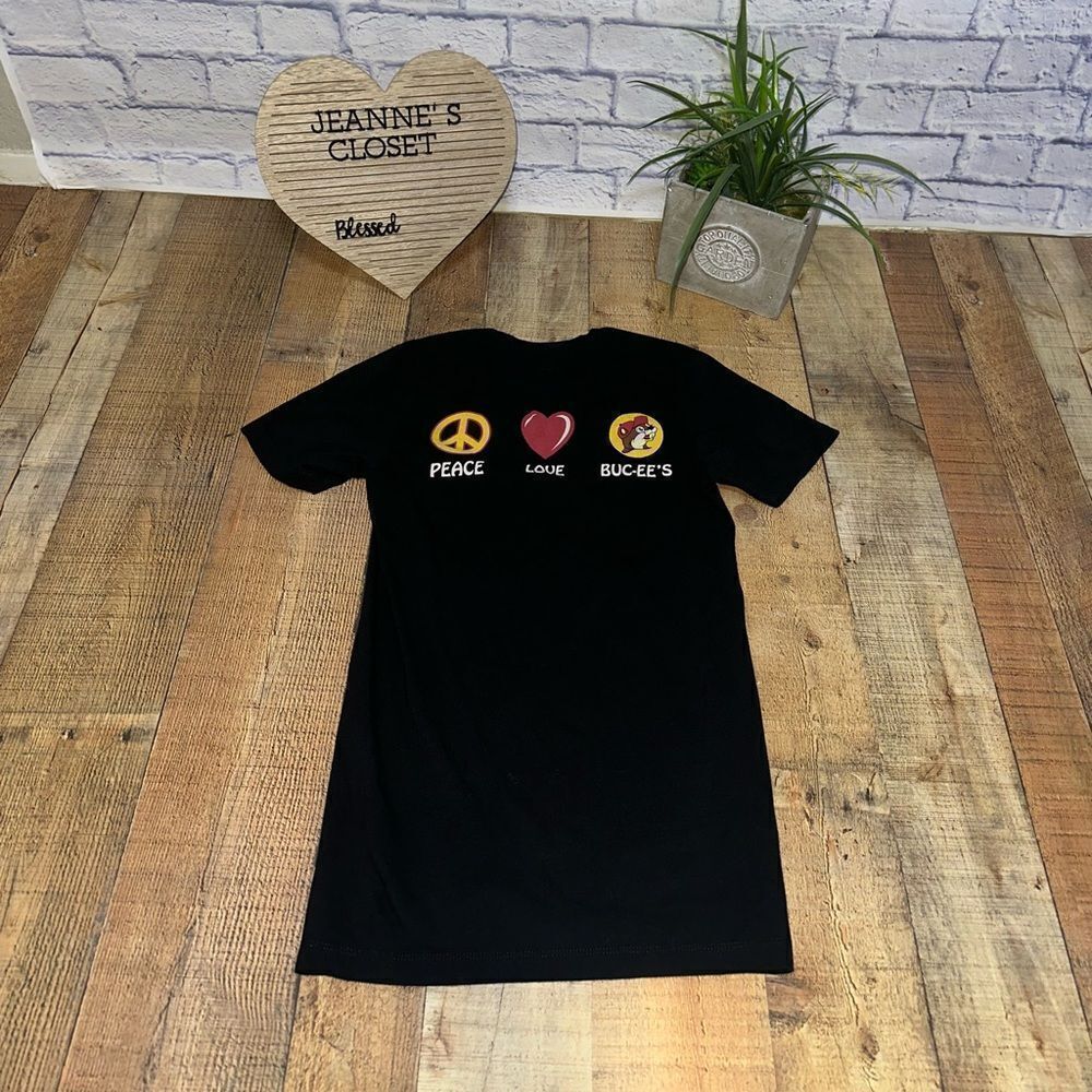 Bucees Shirt Adult Small Black Peace Love Bucees Logo Hippie Pop Culture Casual